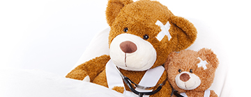 Zwei Teddybären im Bett mit Stethoskop - Copyright Fotolia by Adobe 45590878 drubig-photo